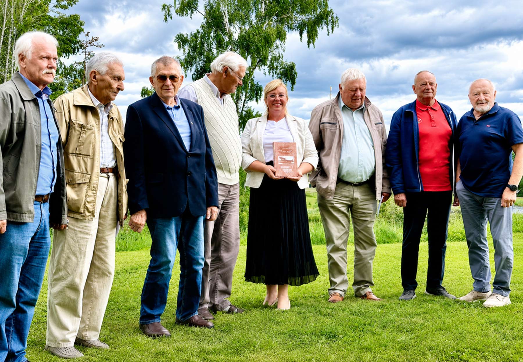 Võrumaa endised majandijuhid Tsoorus. Pildil Hans Jürgenson (Kuldre, vasakult), Hans Uba (Ruusmäe), Mart Timmi (Väimela), Vello Anipai (Obinitsa, Rõuge) Ene Kerge (Antsla abivallavanem), Vello Saarmann (Sõmerpalu), Mati Lindpere (Tsooru), Ustav Allas (Antsla). FOTO: Kalev Annom